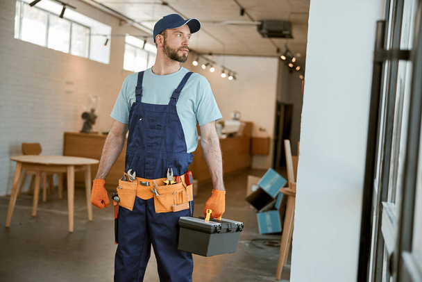 Trabalhador masculino segurando caixa de plástico com ferramentas - Foto, Imagem
