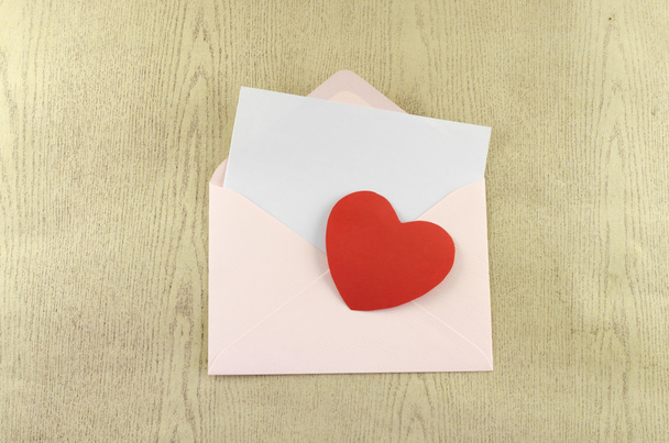 rotes Herz mit rosa Umschlag - Foto, Bild