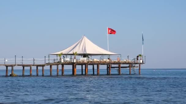 Türkiye 'de Akdeniz kıyısındaki popüler turistik tatil beldesinde küçük ahşap iskele ve deniz suyu - Video, Çekim