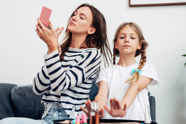 Mutter und Tochter schminken sich zu Hause - Foto, Bild