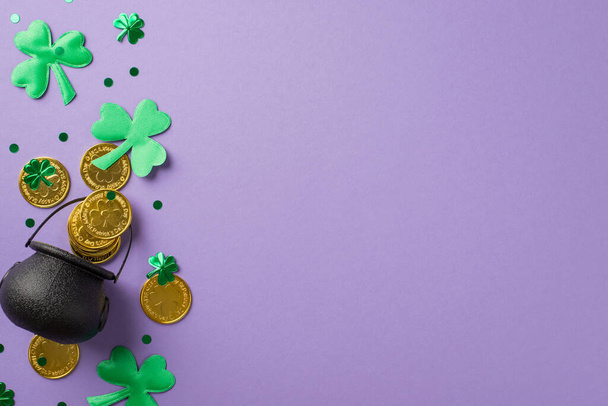 Фото украшения дня святого Патрика с золотыми монетами зеленые шампуни и конфетти в форме клевера на изолированном пастельно-фиолетовом фоне с копирайтом - Фото, изображение