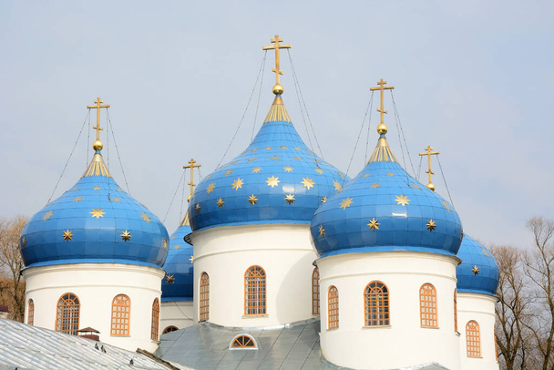 Szent György katedrális Szent György kolostor forrásánál a Volkhov folyó partján az Ilmen-tó partján. Veliky Novgorod, Oroszország - Fotó, kép