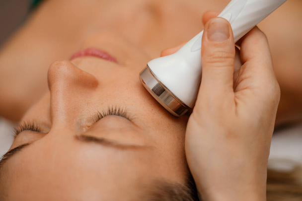 Mujer obtener tratamiento facial hidro microdermo abrasión peeling terapia. Salón de belleza cosmética Spa. Aspiradora Hydra - Foto, imagen