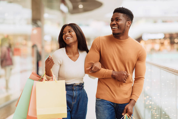 Retrato de pareja negra caminando con bolsas de compras - Foto, imagen