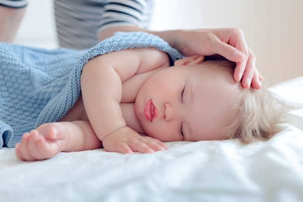 muotokuva nukkuvasta vauvasta, äiti laittaa vauvan päiväsaikaan nukkumaan - Valokuva, kuva