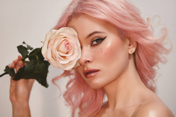 Soft-Girl Style with Trend Pink Flying Hair, Fashion Make-up. Blond Woman Face with Freckles, Blush Rouge, Rose Flowers - 写真・画像