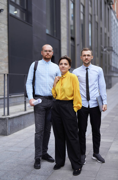 Succesvolle stijlvolle business team poseren buiten in het centrum - Foto, afbeelding