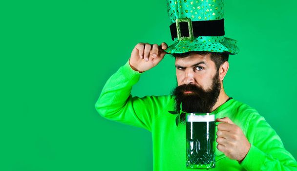 パトリックの日のお祝い。緑のビールの男。髭を生やしたレプラコーン。アイルランドの伝統. - 写真・画像