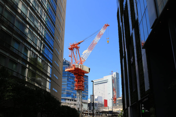 Frente a la estación de Shibuya, donde se está llevando a cabo una remodelación a gran escala en el valle del edificio - Foto, Imagen