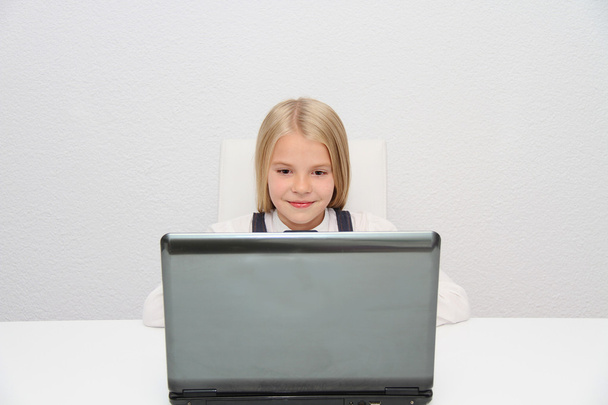 Evde dizüstü bilgisayar kullanan genç kız. - Fotoğraf, Görsel