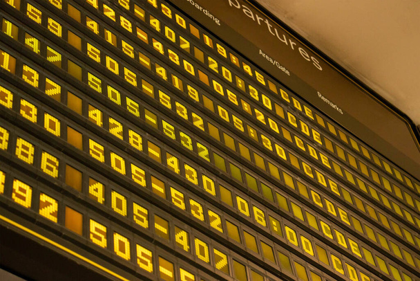 Доска вылетов в Адольфо Сурес Мадрид Барахас Международный аэропорт, общественный испанский аэропорт, расположенный в 12 км от центра столицы Испании, аэропорт обслуживает более 53 миллионов пассажиров в год. - Фото, изображение