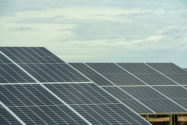 Солнечные панели, генерирующие зеленую энергию - Фото, изображение