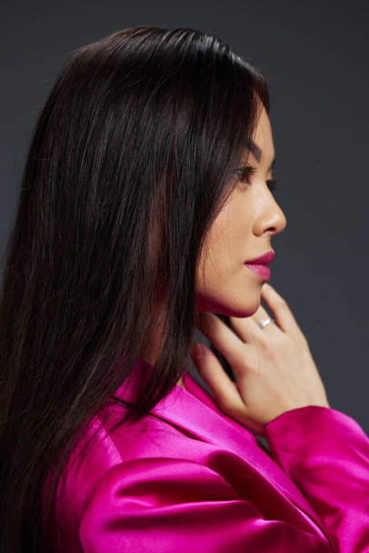 portrét žena v růžových šatech luxusní close-up světlé make-up izolované pozadí - Fotografie, Obrázek