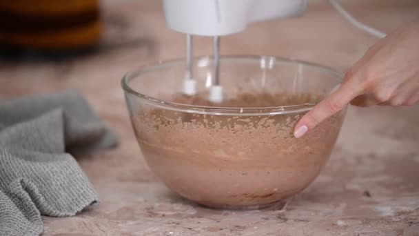 Mischen von Schokoladencreme für Kuchen mit elektrischem Mixer. - Filmmaterial, Video