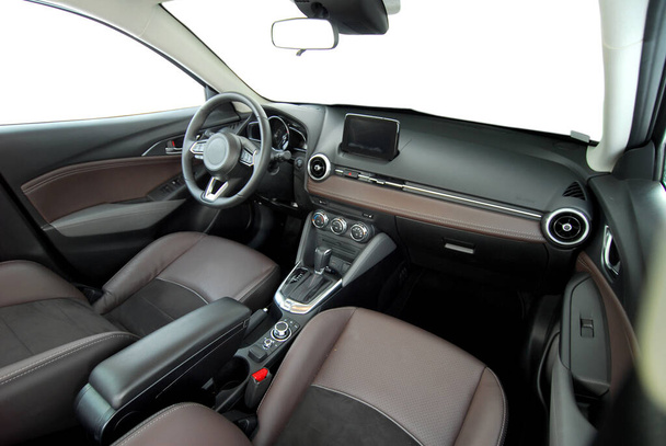 Interior de un coche de pasajeros con un salpicadero - Foto, Imagen