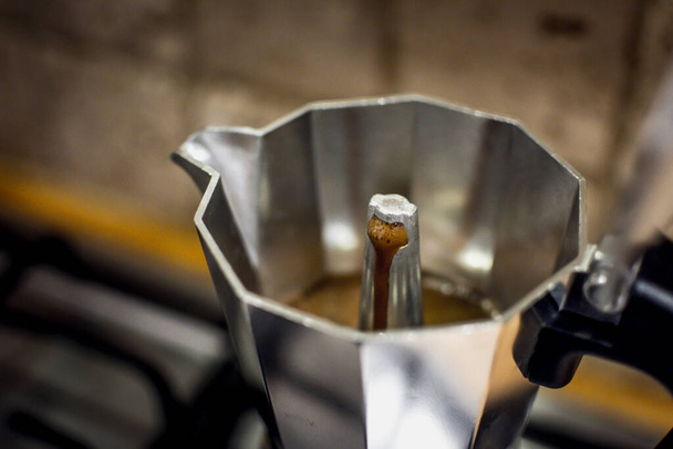 Классический Stovetop или Moka Pot Espresso Maker пивоварения кофе. Крупный план и селективная фокусировка. - Фото, изображение