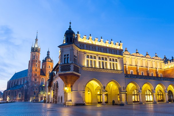 Sukiennice e la Chiesa di Santa Maria di notte a Cracovia, Polonia
.  - Foto, immagini