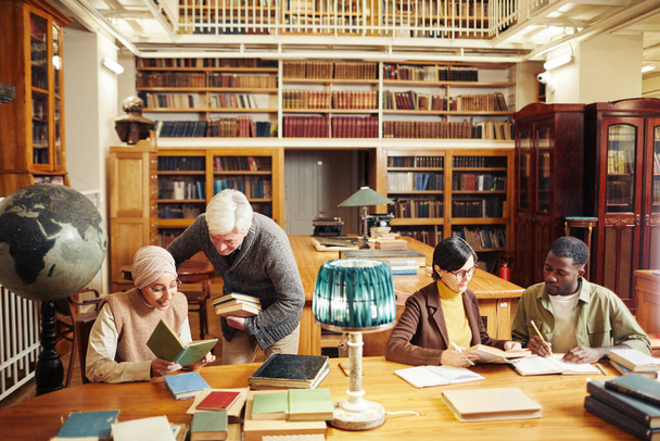группа людей в библиотеке - Фото, изображение