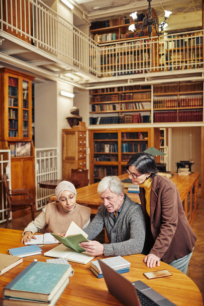 Skupina lidí studuje v knihovně - Fotografie, Obrázek