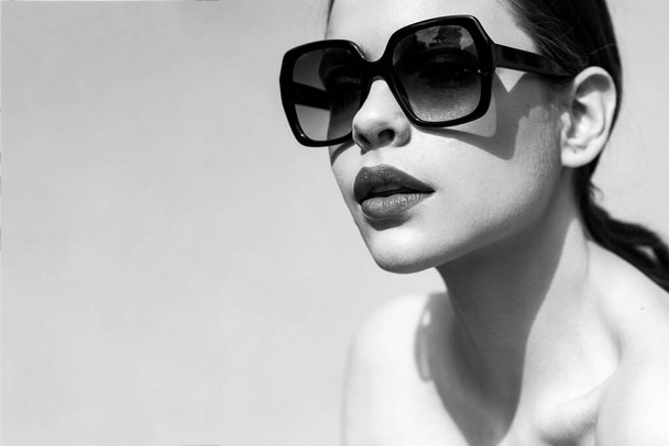 Sunglasses advertising. Closeup girl with sun glasses. Fashion trendy style woman. Beautiful female model. - Foto, Bild