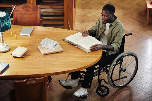 Persona con disabilità in biblioteca - Foto, immagini
