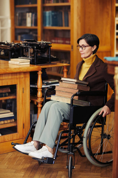 Woman in Wheelchair in Library - Foto, imagen