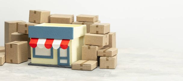 Dükkan ve bir sürü karton kutu. Çevrimiçi emirler - Fotoğraf, Görsel