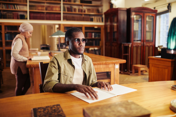 Blind Young Man in Library - Foto, afbeelding