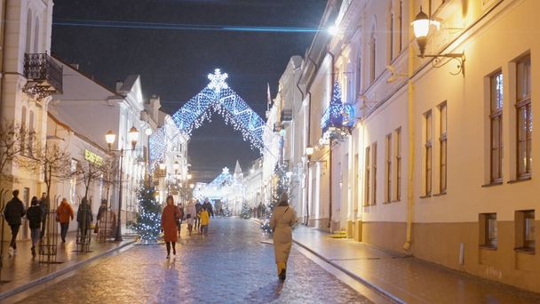 Winter Caddesi. Eylem. Güzel dekore edilmiş bir Yeni Yıl akşamı sokağı. Işıklarla yanan ve insanların yürüdüğü.. - Fotoğraf, Görsel