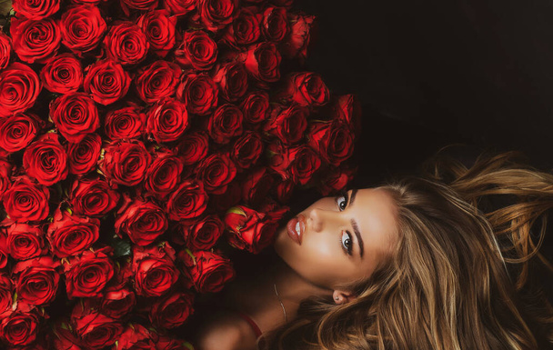 Roses for Valentines day. Flower bouquet. Sexy woman with rose bouquet. Holiday present. - Foto, Imagem