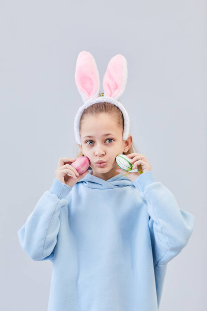 Aranyos lány gazdaság húsvéti tojás minimális - Fotó, kép