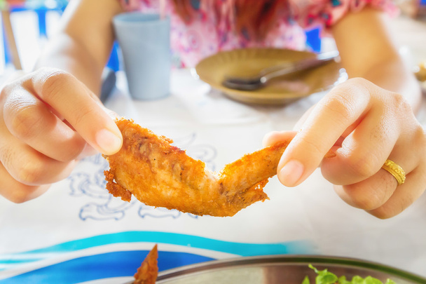 Frauen essen Chicken Wings im thailändischen Restaurant. - Foto, Bild