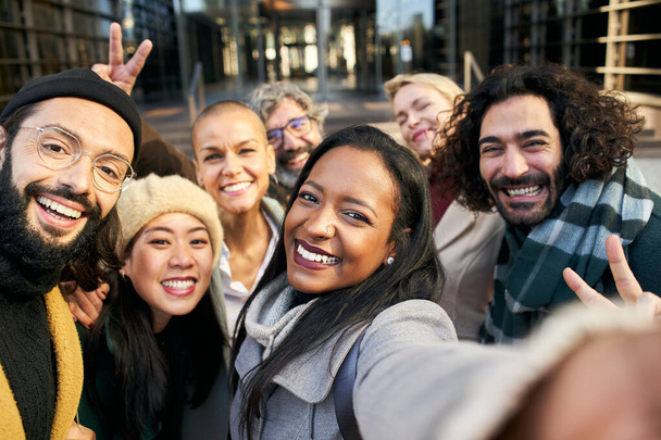 Selfie de un grupo de gente de negocios feliz tomando fotos con un teléfono - Foto, Imagen