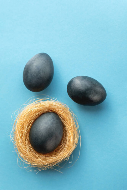Ovos de Páscoa azuis em um ninho e em um fundo azul - Foto, Imagem