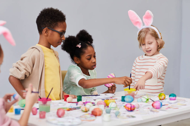 Dzieci w klasie artystycznej i rzemieślniczej na Wielkanoc - Zdjęcie, obraz