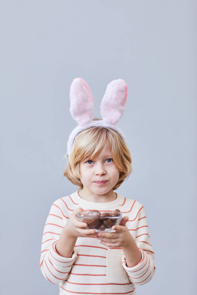 Niño pequeño con huevos de Pascua de chocolate - Foto, Imagen