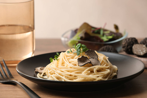 Tasty spaghetti with truffle on wooden table - Foto, imagen