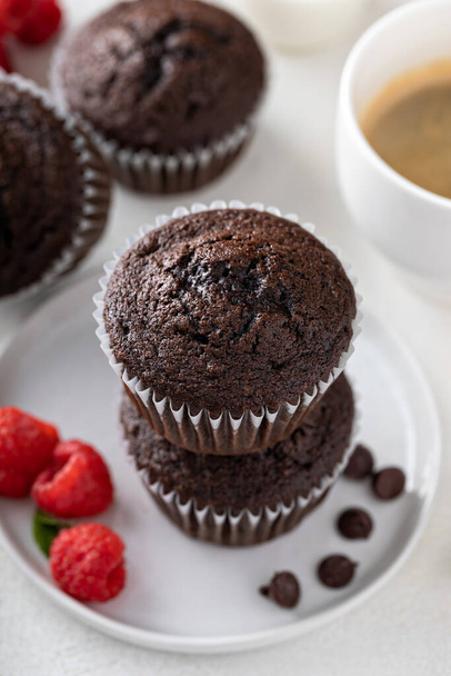Chocolate muffins served with coffee with raspberries - Фото, зображення