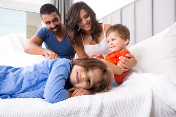 Family in bed - Foto, afbeelding