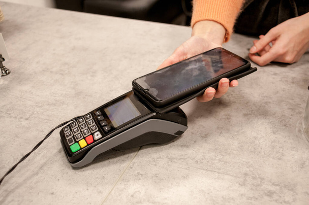 Payment by phone via the store's terminal - Photo, image