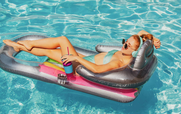 Summer vacation. Woman in swimming pool. Summertime. Smiling girl on inflatable rubber circle. - Foto, imagen