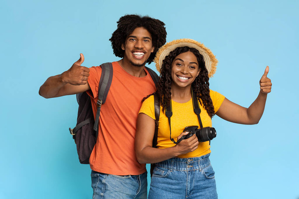 Feliz pareja afroamericana viajando juntos, mostrando pulgares arriba - Foto, imagen