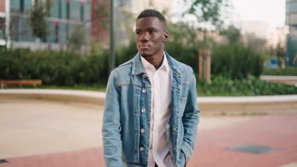 Nachdenklich verlorener schwarzer Mann schaut sich in der Stadt um - Filmmaterial, Video