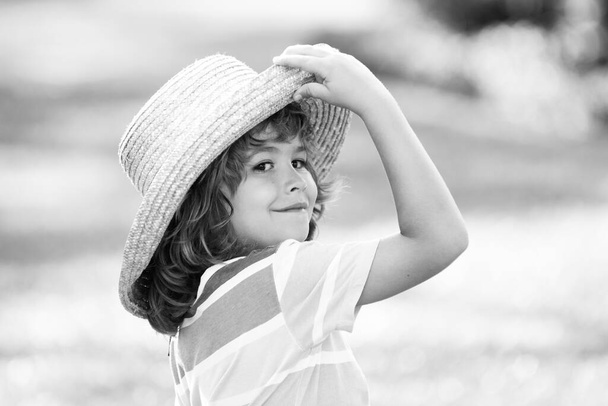 Head shot of summer child in straw hat. Kids face, little boy portrait. - Fotó, kép