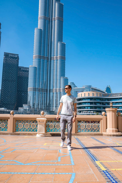 Young man exploring Burj Khalifa skyscraper - Φωτογραφία, εικόνα