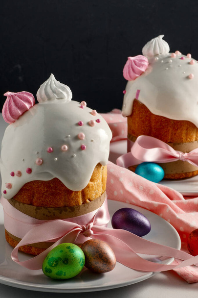 Torte pasquali, uova multicolori tradizionali sul tavolo festivo, su sfondo scuro - Foto, immagini