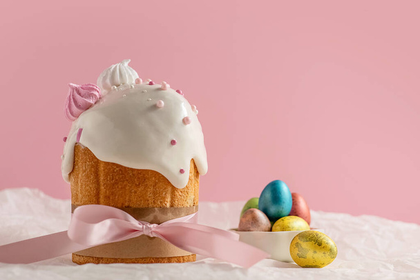 Paskalya pastaları, geleneksel renkli yumurtalar şenlik masasında, pembe arka planda. - Fotoğraf, Görsel