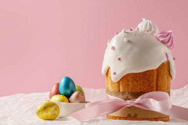 Easter cakes, traditional multi-colored eggs on the festive table, on a pink background - Foto, imagen