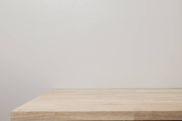 Fondo del producto, mesa de madera vacía con pared de hormigón - Foto, Imagen