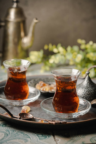 Турецкий чай из традиционного стекла - Фото, изображение
